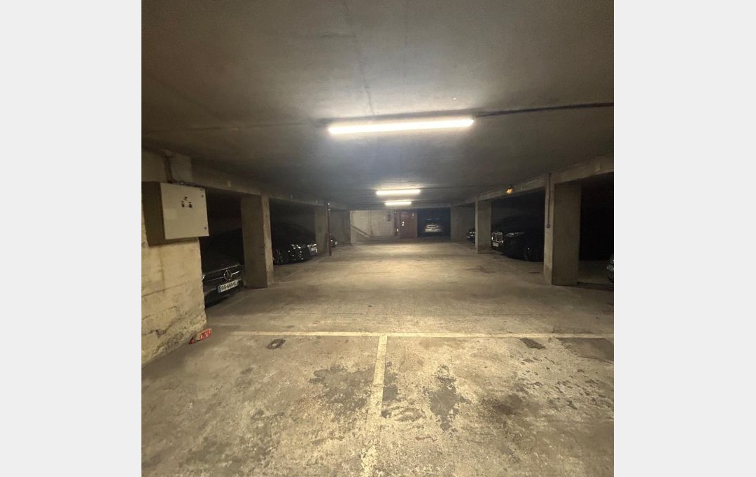 Annonces ALFORTVILLE : Garage / Parking | PARIS (75015) | 12 m2 | 120 &euro; 